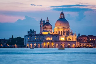 Fotokunst von Martin Wasilewski: Abenddämmerung über der Kirche in Venedig.