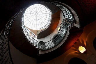 Fotokunst: Licht und Schatten im Treppenhaus mit kunstvollem Geländer