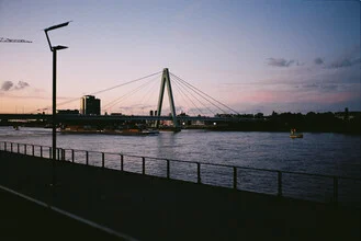 Fotokunst von Ben Hammer: Severinsbrücke in Köln, sanfte Farben und analoge Ästhetik.