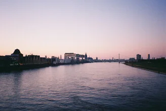 Fotokunst von Ben Hammer: Sonnenuntergang über dem Rhein in Köln