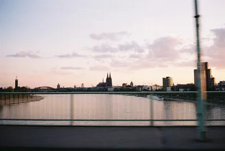 Fotokunst von Ben Hammer: Perspektive der Kölner Skyline unter analogem Licht