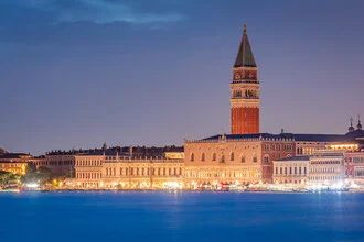 Fotokunst von Martin Wasilewski: Markusplatz in Venedig zur Dämmerung