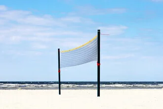 Sonniges Strandnetz in Ostfriesland mit Blick auf die Nordsee und den feinen Sand.