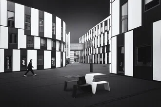 Fotokunst von Roswitha Schleicher-Schwarz: moderne Universität in Wien mit Menschen im Kontrast