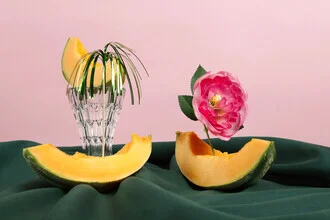 Fotokunst von Loulou von Glup: verspieltes Stillleben mit einer Melone