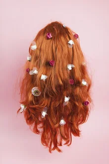 Fotokunst von Loulou von Glup: verspielte Hochzeitsdarstellung mit bunten Blumen