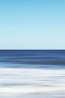 Fotokunst von Manuela Deigert: sanfte Wellen am Strand unter frischem Licht