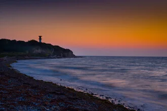 Fotokunst von Thomas Junklewitz: blaue Stunde an den Klippen von Heiligenhafen am Meer