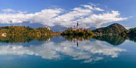 Fotokunst von Achim Thomae: ruhiger Herbstmorgen am Bleder See in Slowenien