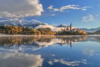 Fotokunst von Achim Thomae: ruhige Herbstszene am Bleder See mit Spiegelungen