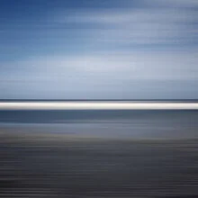 Fotokunst von Steffi Louis: ruhige Meereslandschaft mit Horizont und sanften Wellen.
