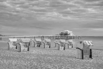 Black and white photo of Timmendorfer Strand with beach chairs in morning light