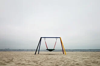 Fotokunst von Manuela Deigert: verlassener Strand mit Schaukel in trübem Herbstlicht