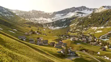Sonnenaufgang über Malbun, Liechtenstein mit warmem Licht auf den Bergen.