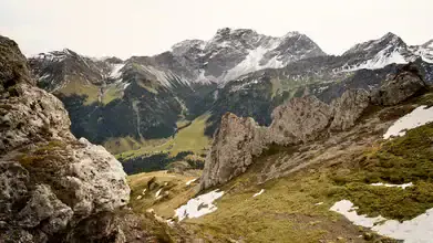 Fotokunst von Norbert Gräf: malerischer Weg durch die Alpenlandschaft