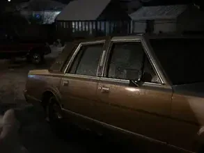 Fotokunst von Inflight Galerie: dunkle Winterlandschaft mit einem Auto in der Kälte