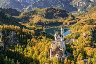 Wunderschöne Herbstlandschaft in den bayerischen Alpen mit bunten Blättern.