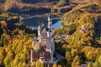 Fotokunst von Achim Thomae: Schloss Neuschwanstein im bunten Herbstlaub