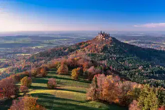 Fotokunst von Achim Thomae: Burg Hohenzollern im herbstlichen Baumkleid