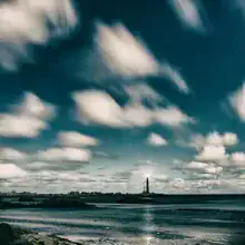 Fotokunst von J. Daniel Hunger: Leuchtturm bei Vollmond in der Bretagne