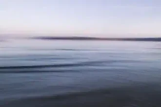 Fotokunst von Nadja Jacke: Abstrakte Küstenaufnahme in meditativer Stimmung