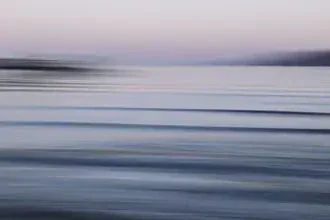 Fotokunst von Nadja Jacke: malerische Küstenabstraktion in sanften Farben