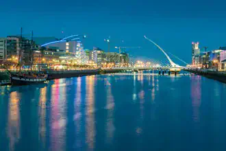 Fotokunst von Martin Wasilewski: ruhige Abenddämmerung über Dublin mit der Liffey.
