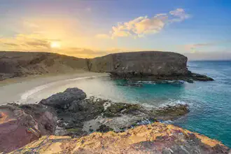 Sonnenaufgang am Playa de Papagayo, ruhige Küstenlandschaft auf Lanzarote.