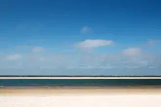 Fotokunst von Manuela Deigert: ruhiger Strandblick auf Langeoog bei Wolken