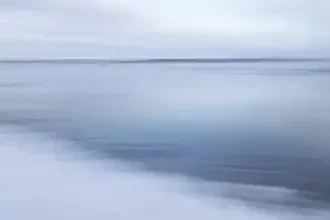 Fotokunst von Nadja Jacke: verwischte Winterküste mit sanften Farben