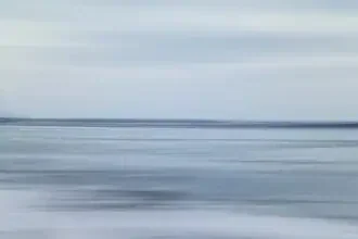 Verwischte Winterküste von Nadja Jacke: sanfte Bewegungen am Strand