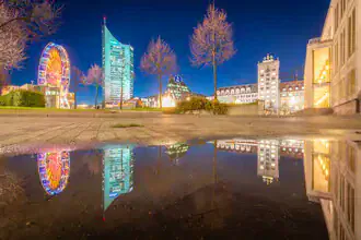 Fotokunst von Martin Wasilewski: Leipzigs Augustusplatz in einem ruhigen Spiegelbild