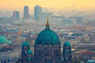 Fotokunst von Martin Wasilewski: ruhiger Sonnenuntergang über Berlin mit skyline
