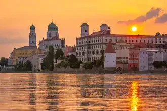 Fotokunst von Martin Wasilewski: sanfter Sonnenuntergang über Passau