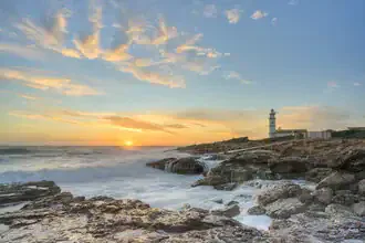 Sonnenuntergang am Cap de ses Salines in Mallorca, ruhige Küstenlandschaft mit leuchtenden Farben.