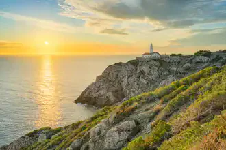 Goldenes Licht über dem Leuchtturm von Capdepera auf Mallorca bei Sonnenaufgang.