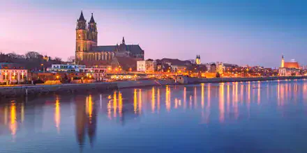 Fotokunst: Abenddämmerung über dem Elbufer in Magdeburg, sanfte Farben und ruhige Stimmung.
