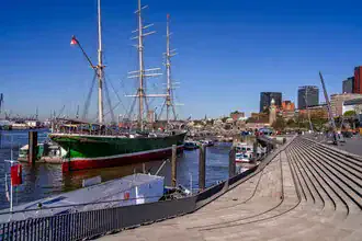 Fotokunst von Achim Thomae: Blick auf den Hamburger Hafen mit Segelschiff