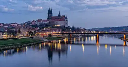 Fotokunst von Achim Thomae: Sonnenaufgang über der Elbe in Meißen, sanfte Farben und Spiegelungen.
