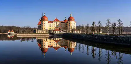 Fotokunst von Achim Thomae: Moritzburg Schloss mit Spiegelung im See