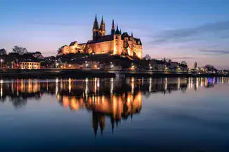 Fotokunst von Achim Thomae: Spiegelung des Albrechtsburgs in der Elbe während der blauen Stunde