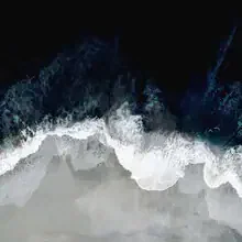 Fotokunst von Branka Kodžoman: ruhige Ansicht des blauen Ozeans mit sanften Wellen.