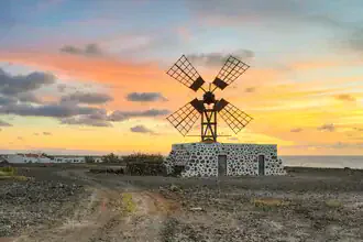 Fotokunst von Michael Valjak: Windmühle in Puerto Lajas bei Sonnenaufgang