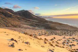 Fotokunst von Michael Valjak: Abendstimmung an der Küste von Fuerteventura mit Dünen.