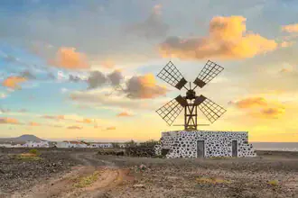 Fotokunst: Windmühle bei Sonnenaufgang in Puerto Lajas, Fuerteventura.