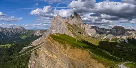 Fotokunst von Achim Thomae: Panorama der Dolomiten mit sanften Almwiesen.