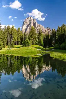 Fotokunst von Achim Thomae: Frühlingslandschaft der Dolomiten mit sanften Hügeln