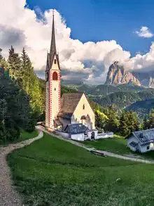 Fotokunst von Achim Thomae: St. Jakobkirche in der goldenen Stunde vor Gewitterwolken.