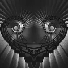 Fotokunst mit Treppe: symmetrisches Gesicht oder Herz aus Treppenstufen