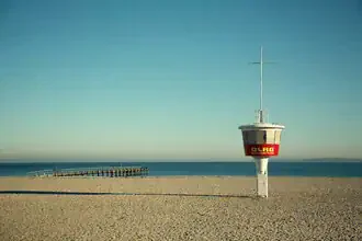 Fotokunst von Oliver Buchmann: Strandlandschaft mit Rettungsturm und ruhigem Meer